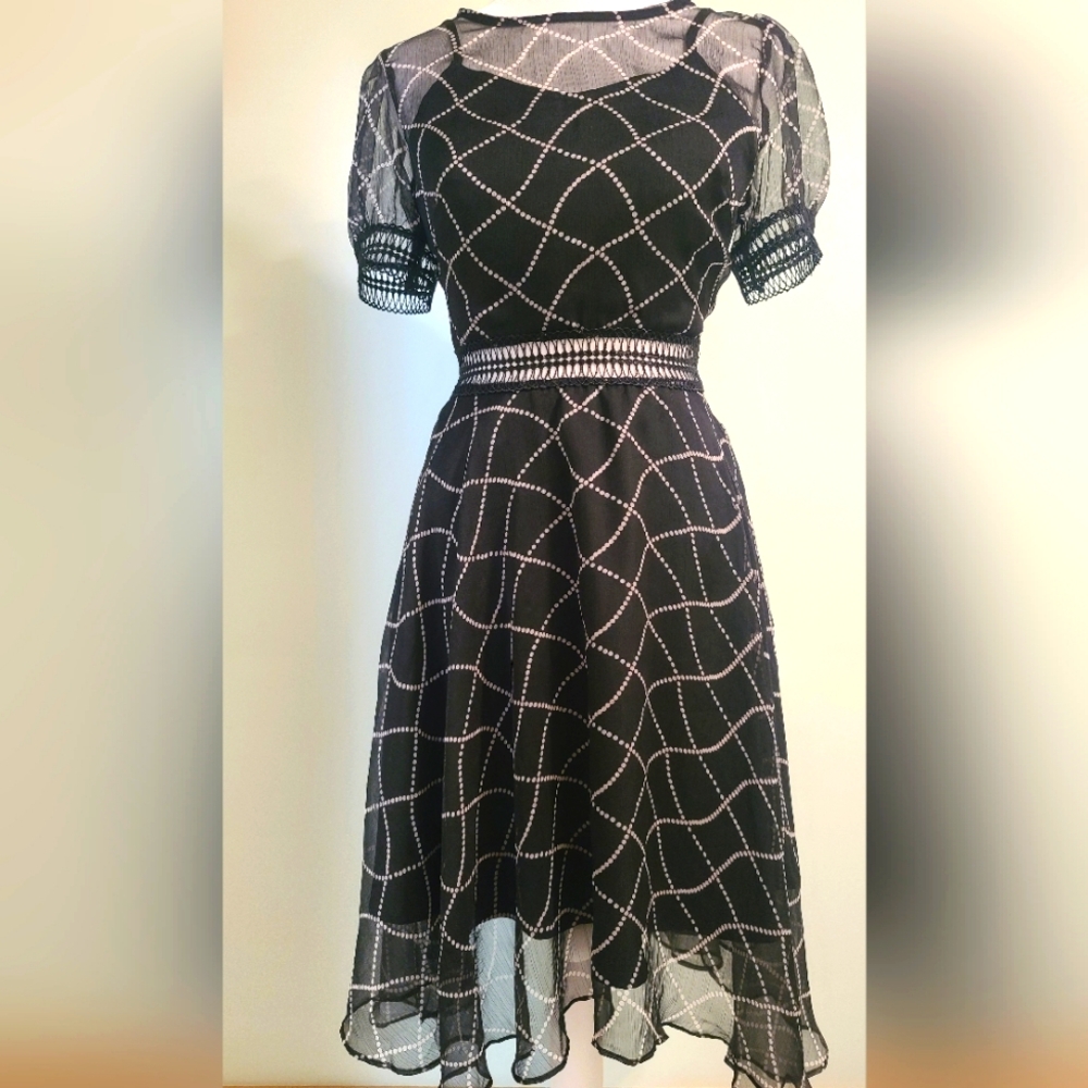 Elegant Black and White Patterned Dress With Lace In Waist And Sleeves